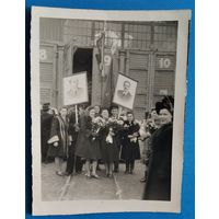 Фото на демонстрации. 7 ноября 1951 г. 8х11 см