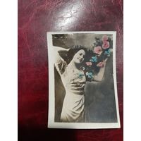 Открытка девушка с цветами 1950-е