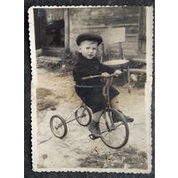 Фото мальчика на велосипеде. 1930-е? 8.5х11.5 см