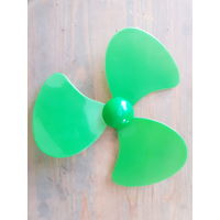 Зелёный пропеллер от вентилятора, модель неизвестна, общий диаметр 21 см, посадочный максимальный диаметр 5 мм.