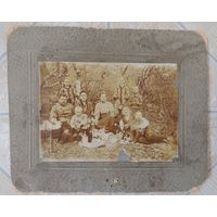 Фото "Семья железнодорожных кондукторов на пикнике" , 1917 г., г. Красноярск (17*12 без паспарту, с паспарту 28*20 см)