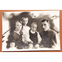 Фото семьи военного. 1930-е? 9х13 см.
