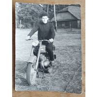 Фото юноши на мотоцикле. 1965 г. 7.5х10 см.