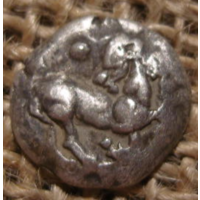 Греция. МАКЕДОНИЯ, ЭГЕЯ,  Оболь 510-480 BC  козел встает на колени справа, оглядываясь назад 1,0гр.13мм.