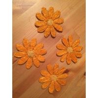 Красивые плетеные цветки для украшения или поделок. Приобретала в Италии. Оранжевые диаметр 10 см (4 штуки), желтый один, диаметр 20 см. Продаю комплектом, все вместе.