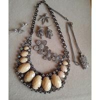 Лот бижутерии: ожерелье, брошь, серьги, подвески