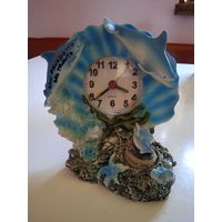Часы с будильником "Дельфины - сувенир из Италии", кварц  в рабочем состоянии,  12 см х 14 см