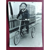 Фото мальчика на велосипеде. 9х12 см