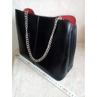 Небольшая женская сумка-лабутен чёрная с красной отделкой, ручка-цепочка