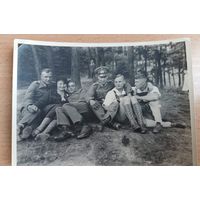 Фото   солдаты с дамой и друзьями  Германия фуражка
