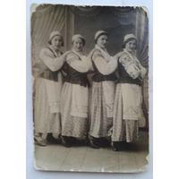 Фото женщин в национальных костюмах. 1920-30 е. 9х12 см.