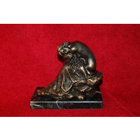 Скульптура - девушка на камне ню 2, бронза на мраморе