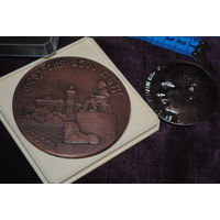 Две настольные медали: 1 Наст./Медаль коллекционная памятная - "Феодосия 2500 лет. Июнь 1971 года". Диаметр 8,5см. Толщина 5мм. Алюминий с напылением. + 2 Наст./Медаль - "ERNST THALMANN 1886-1944".
