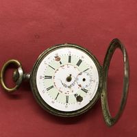 Старинные часы в серебренном корпусе.