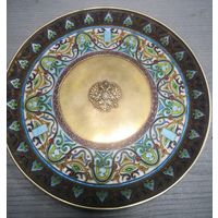 Красивая эмалевая серебряная тарелка.