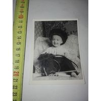 Старое фото малыш с фотоаппаратом