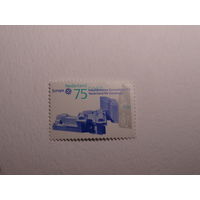 НИДЕРЛАНДЫ - ОКОЛО 1990: почтовая марка, напечатанная в Нидерландах, показывает королевскую штаб-квартиру; современные здания; Гронинген; серия почтовых отделений