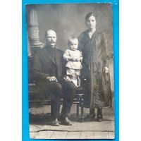 Фото семьи. 1920-е. 9х14 см.