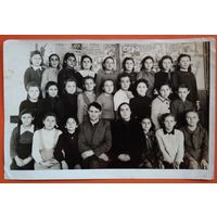 Групповое фото учеников и учителей минской железнодорожной женской школы. 1940-50-е г. 12х18 см.