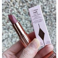 Помада Charlotte Tilbury Matte Revolution в оттенке Pillow Talk 2. Medium