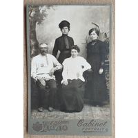 Семейное фото. До 1917 г. Фотограф Ю.Гроссман. Москва. 10.5х16 см.