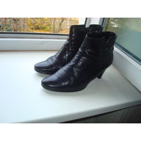 Кожаные лаковые фирменные полусапожки - ботиночки "GABOR" (Германия) в отличном состоянии, продаются в фирменной коробке.