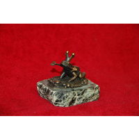 Статуэтка царевна лягушка со стрелой, бронза на мраморе