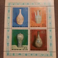 КНДР 1977. Древние фарфоровые вазы. Малый лист