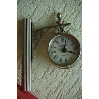 Часы  настольные , кварцевые  в металле   рабочие  ( высота 19 см , ширина 14 см )
