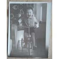 Фото ребенка на велосипеде. 8.5х11 см