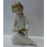 Статуэтка фарфоровая "Девочка читает книгу" 60-70-е годы Испания. Высота 16 см. Целая, без реставрации.