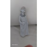 Фарфоровая скульптура девушка с книгой
