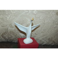 Фарфоровая статуэтка "Лебедь", высота 15.5 см., клеймо, без сколов и трещин.
