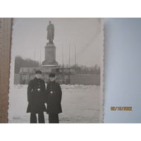 Фото моряков у памятника Сталину
