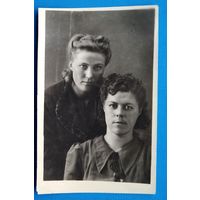 Фото двух девушек. 1930-е. 5.5х9 см.