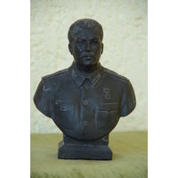 Бюст  Сталин    ( высота 16 см , ширина 12 см )   ( Пластик )
