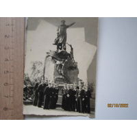 Фото моряков у памятника адмиралу Макарову