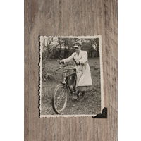 Фотография "С велосипедом", 1939 года.