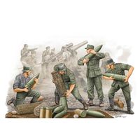 00426 Trumpeter 1/35 Солдаты немецкие подносчики снарядов для гаубицы