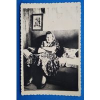Фото женщины на диване. 1930-е. 6х9 см