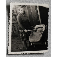 Фотография женщина с коляской конец 1950-х.