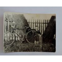 Фото мальчика с велосипедом. СССР. Размер 9-12 см.