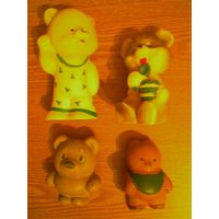 Резиновые игрушки СССР: два медвежонка и два "Винни Пуха" (медведь и мёд, Винни Пух в слюнявчике). (возможен обмен)