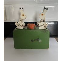 Музыкальная заводная советская игрушка СССР зайцы пилят морковку