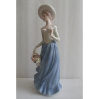 Статуэтка фарфоровая Дама с корзиной цветов, Европа