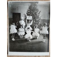 Фото на новогоднем празднике. 1945 г. 8.5х11 см.