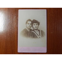 Фото двух молодых девушек.С.-Петербург.До 1917г.