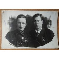Фото младшего лейтенанта с другом. Знаки. 1939 г. 9х14 см