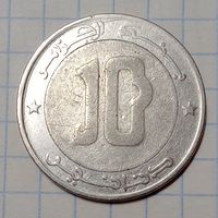 Алжир 10 динаров 2002 Брак Выкрошка упрочняющего слоя рабочей поверхности штемпеля реверса+ выкрошка на аверсе