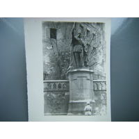 Фото немецкого памятника на фоне руин города.